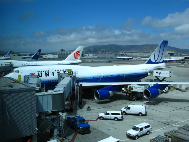 Unsere Boeing 747 von United Airlines (UA 900) steht zum Abflug bereit.