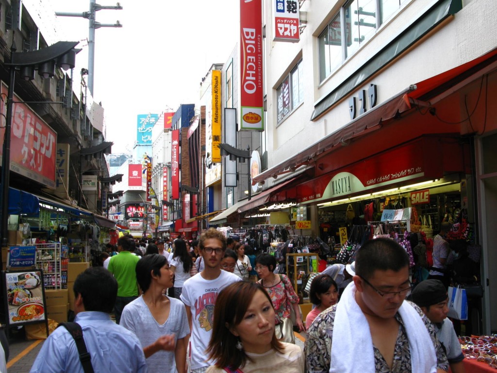 Dichtes Gedränge in Ueno's Gassen.